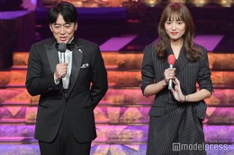 川口春奈、スリットから美脚チラリ 安住紳一郎アナと“ペア感”溢れるコーデに＜第65回輝く！日本レコード大賞＞ 画像