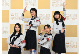 ＜紅白本番＞新しい学校のリーダーズ、ド派手な紅白セーラー服でトップバッター飾る 出演者全員で“首振りダンス” 画像