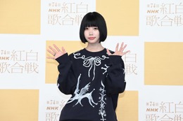 ＜紅白本番＞ano、浜辺美波との再会に喜び「唯一おめでとうって連絡してくれた」ミニ丈スカート姿で美脚際立つ 画像
