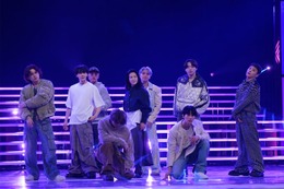 ＜紅白本番＞JO1×BE:FIRST、坂本冬美「夜桜お七」に合わせ妖艶に舞う 黒×白で圧巻オーラ 画像
