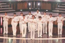 ＜紅白本番＞SEVENTEEN、欠席のエスクプス＆ジョンハンパートもジュン・ミンギュらがカバー 純白衣装で花びら舞う 画像