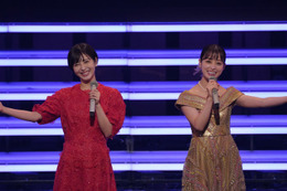 ＜紅白本番＞司会・橋本環奈、2着目は美デコルテ際立つベアトップドレス 浜辺美波と花柄で揃える 画像