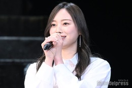 乃木坂46梅澤美波、抜群スタイル際立つミニ丈衣装姿に反響「美脚すぎる」「綺麗」 画像