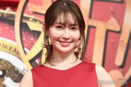 小嶋陽菜、大胆スリットから美脚披露 “正月恒例”干支コスプレ姿公開「年女です」 画像