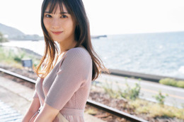 日向坂46小坂菜緒、“絶景スポット”で彼女感たっぷり 先行カット公開＜TRIANGLE magazine 02＞ 画像