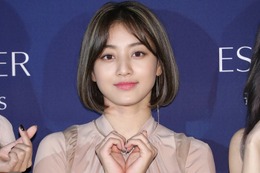 TWICEジヒョ、胸元＆美ウエストチラリ オフショット公開に「スタイル抜群」「色気がすごい」と反響続々 画像