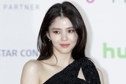 ハン・ソヒ、美デコルテ際立つキャミ姿 ベッドでくつろぐ無造作ヘアショットに「色っぽい」「見惚れる」の声 画像