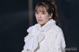 日向坂46佐々木久美、ミニ丈衣装から美脚チラリ 新年初投稿に反響「可愛すぎる」「すごく綺麗」 画像