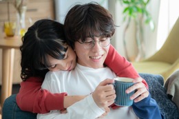 ＜彼女と彼氏の明るい未来 第1話＞一郎（末澤誠也）、6年前にタイムスリップ 恋人・雪歌（関水渚）を偶然目撃 画像