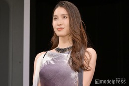 土屋太鳳、シックなドレスで素肌輝く「心が辛くなっていった」役作りも明かす＜マッチング＞ 画像