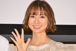 篠田麻里子、タイトトップスで美ボディ強調「離婚しない男」オフショットに「セクシー」の声 画像