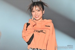 矢吹奈子、デニムショーパンで美脚際立つ “あっかんべー”に会場悶絶【TGC 和歌山 2024】 画像