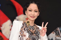 再婚の中島美嘉、夫との貴重な夫婦ショットが話題「映画のワンシーンみたい」「かっこよすぎる」 画像