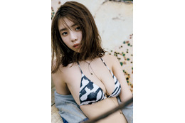 菊地姫奈、美バスト大胆披露 大人びた表情で魅了 画像