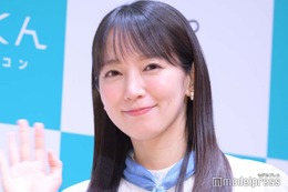 吉岡里帆、爽やか衣装で色白美脚チラ見せ 休日の意外な過ごし方語る「メキシコの方とか行きたい」 画像