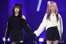 REIRIE黒宮れい＆金子理江、ミニスカ×ニーハイで美脚披露 対照的な魅力放つ【札幌コレクション2024SS】 画像