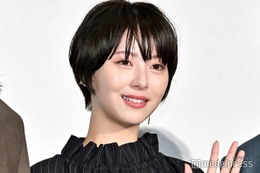 浜辺美波「アフロって皆に呼ばれた」レアショットに反響続々「新鮮」「可愛い」 画像