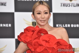 倖田來未、青髪にイメチェン ピンク髪の夫との2ショット公開で「最強」「素敵な夫婦」の声