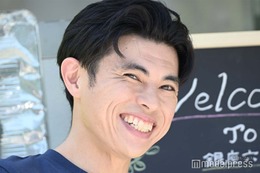 小島よしお、家族でお花見へ 長男との2ショット公開「口元似てる」「3人の写真も素敵」の声 画像