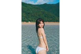 斉藤里奈、ヘルシー美ボディ際立つ水着姿でニッコリ！五島列島の自然の中で透明感あふれる魅力を発揮 画像