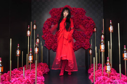 池田エライザ、遊び心を効かせた真っ赤な衣装姿でイベントに登場！カクテル作りにも挑戦「緊張しました」 画像