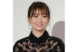 大島優子『アンチヒーロー』シャツ姿のにっこりSHOTに「可愛い！」「ママになってもめちゃくちゃ綺麗」 画像