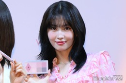TWICEモモ、ミニスカワンピ姿で圧巻の脚線美 毎朝のメイクルーティン明かす 画像