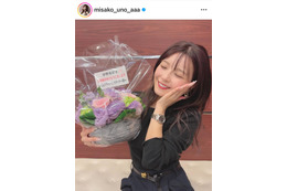 宇野実彩子、結婚祝いの花を手にした笑顔SHOTを公開「可愛い可愛い可愛い」「ビジュ良すぎる」 画像