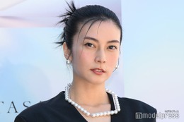 柴咲コウ、チュールから美脚透ける 裏方としての仕事に意気込みも【TASAKI FLOATING SHELL】