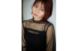 話題の「ウマ娘」声優・松岡美里、シースルーワンピでクールな眼差し “いつもと違った姿”見せる 画像