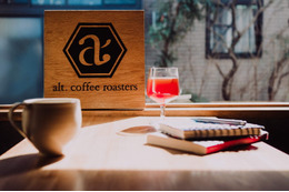 「alt.coffee roasters」京都にドッグフレンドリーな新カフェ、愛犬も食べられるあずきトーストなど提供 画像