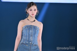 藤田ニコル、ベアトップで大胆肌見せ トレンドデニムコーデ【GirlsAward 2024 S／S】