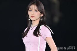 久間田琳加、ミニスカで大胆美脚 しっかりアイメイクで大人っぽく【GirlsAward 2024 S／S】