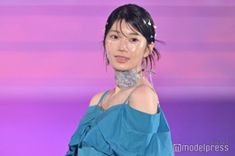 日向坂46高本彩花、鮮やかワンピで素肌輝く 投げキスにキュン【GirlsAward 2024 S／S】