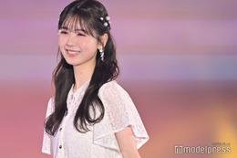 乃木坂46筒井あやめ、投げキスで目線奪う 美スタイル際立つワンピース姿【GirlsAward 2024 S／S】