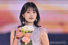 鶴嶋乃愛、ノースリワンピで肌見せ ポージングセンス光る【GirlsAward 2024 S／S】