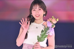 矢吹奈子、ノースリーブニット姿でほっそり二の腕際立つ【GirlsAward 2024 S／S】