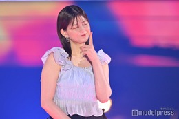 渡邉理佐、妖精のようなランウェイ ポーズにもキュン【GirlsAward 2024 S／S】