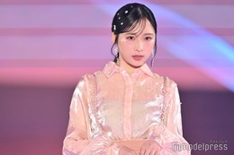 AKB48小栗有以、透け感シャツで春のワントーンコーデ 花びらメイクも可愛い【GirlsAward 2024 S／S】