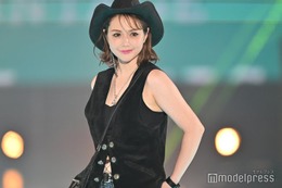 村重杏奈、編み上げデザインがSEXY カウボーイファッションで登場【GirlsAward 2024 S／S】