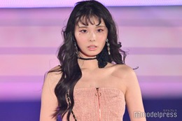 川口ゆりな、デコルテ＆美脚披露 ウェーブヘアがお似合い【GirlsAward 2024 S／S】