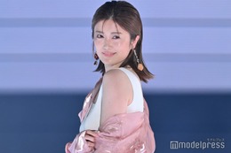 樋口日奈、シアーシャツから素肌見せ 大人コーデで微笑む 【GirlsAward 2024 S／S】