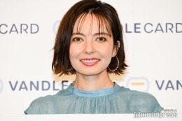 ベッキー、ほっそり美脚披露 金髪姿も話題のドラマオフショットに「スタイル抜群」「綺麗すぎる」の声