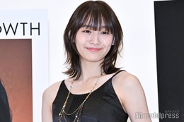 浅川梨奈、ミニスカートから美脚チラリ「スタイル抜群」「脚綺麗」と反響