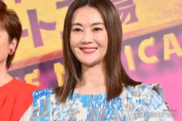 観月ありさ、ショートパンツからスラリ美脚披露「スタイル抜群」「脚長い」と反響続々