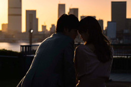 「9ボーダー」川口春奈＆松下洸平、シルエットキスから“おでこコツン”に反響「見惚れる」「ずるい」 画像
