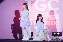 むくえな「TGC teen」初歌唱で息ぴったり フェミニンコーデで美脚披露