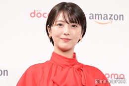 浜辺美波、オフショットが「プリクラ並の完成度」と話題