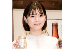 芳根京子、ビールを手にしたニッコリ笑顔SHOTに反響「めっちゃいい表情」「ワクワク注ぐ姿可愛い」