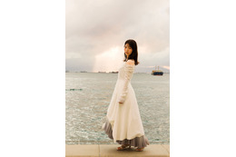 乃木坂46阪口珠美「ここにはないもの」衣装でギャップ魅了 1st写真集裏表紙＆帯付き表紙解禁【青いバラ】 画像